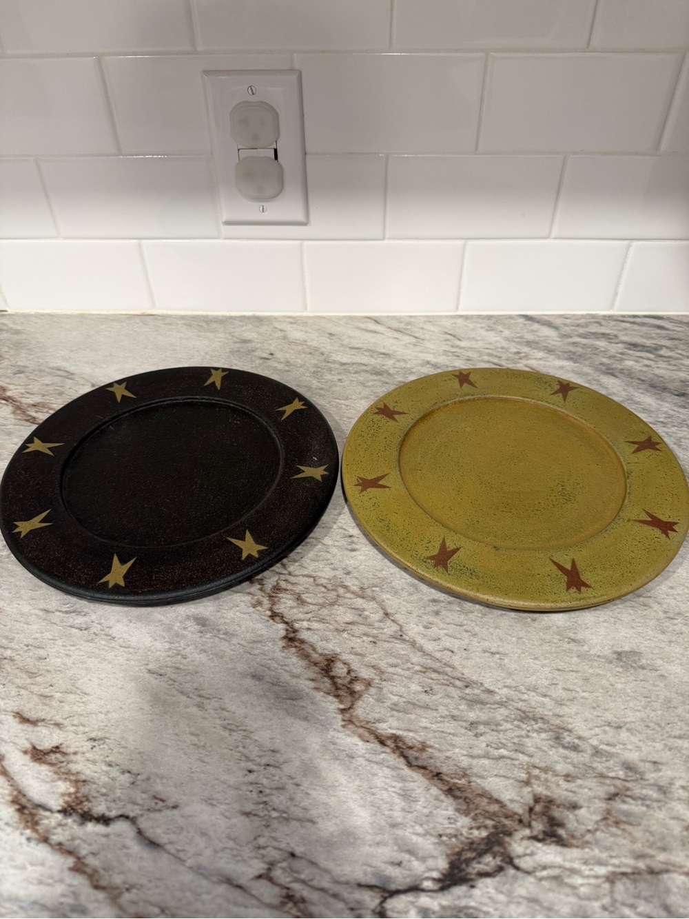 Decorative Star Accent Primitive Charger Plate Set - Black and Olive